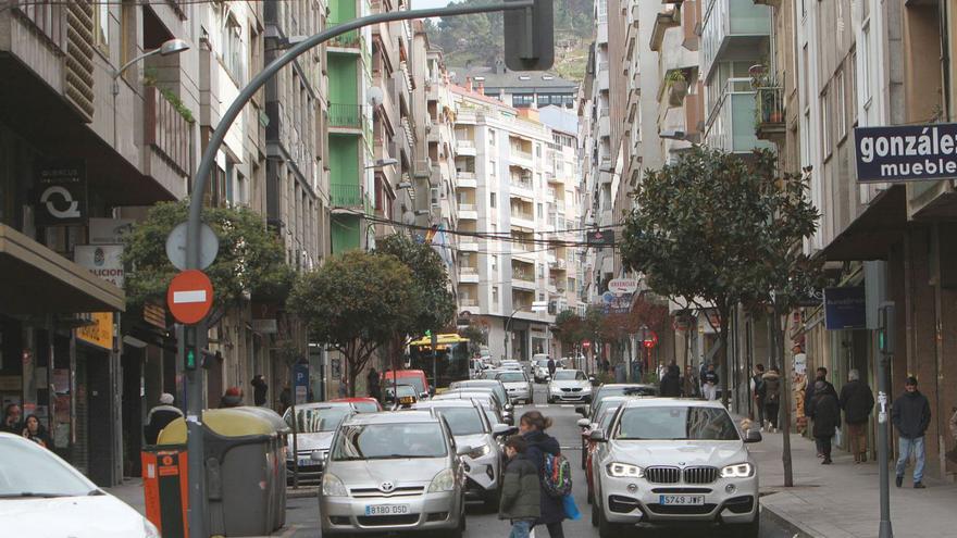 Turismos y viandantes en la mitad de la Avenida de la Habana, en la capital ourensana. |   // IÑAKI OSORIO