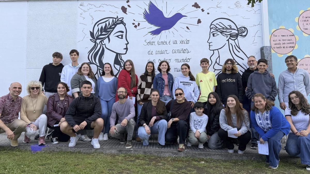 Beatriz Caamaño (2ªizq), con el alumnado y profesorado, ayer, ante el mural dedicado a Begoña Caamaño.