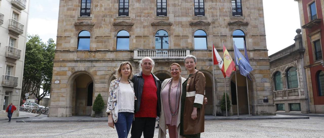 Por la izquierda, Julia Magdalena, Chus Casado, Carmen Alonso, y Felisa Soria delante del Ayunamiento, antes del Pleno de concesión de medallas. | Marcos León