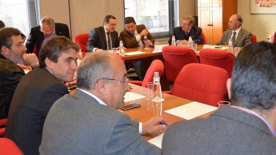 La Mesa del Agua se reunión ayer en la sede de la patronal Croem.