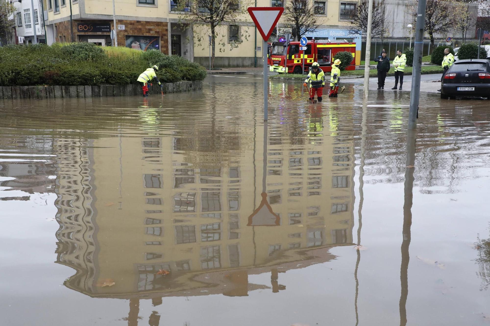 Una tromba de agua inunda de nuevo la rotonda Fontes do Sar