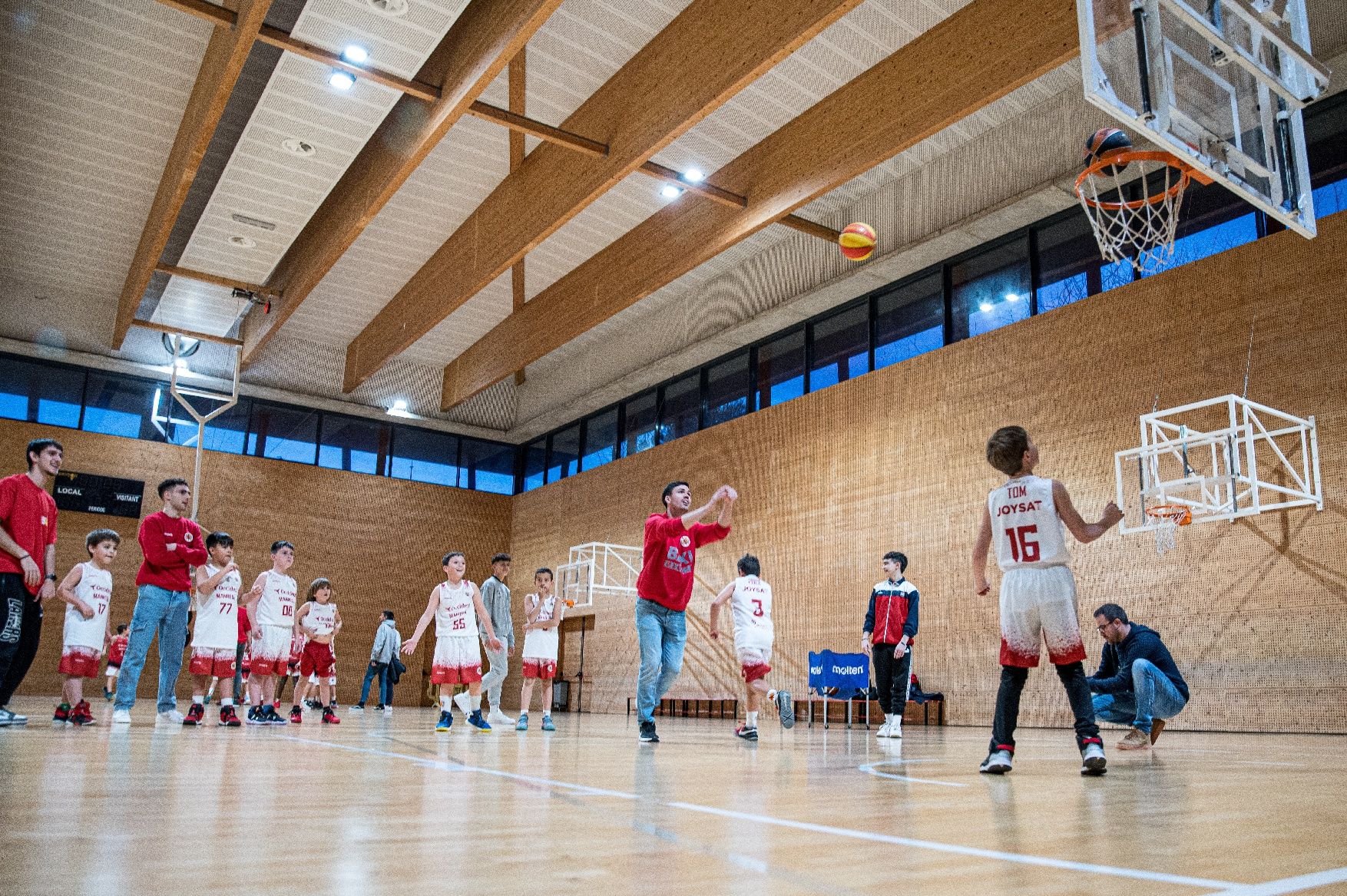 Imatges de la Festa de Nadal de la base del Bàsquet Manresa amb els jugadors del primer equip