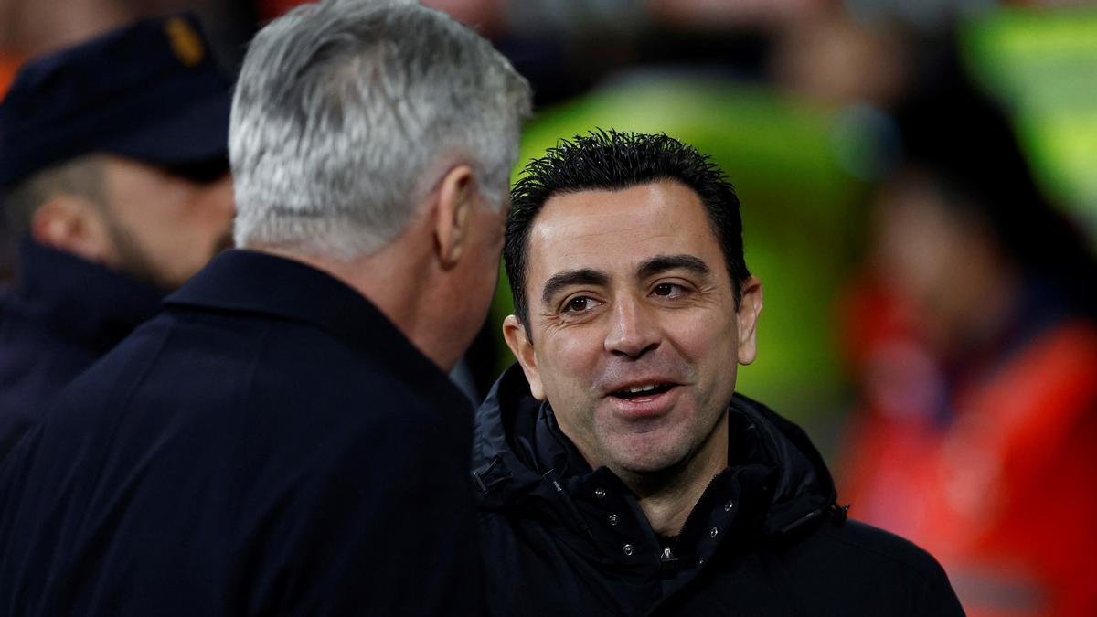 Ancelotti y Xavi se saludan antes del clásico.