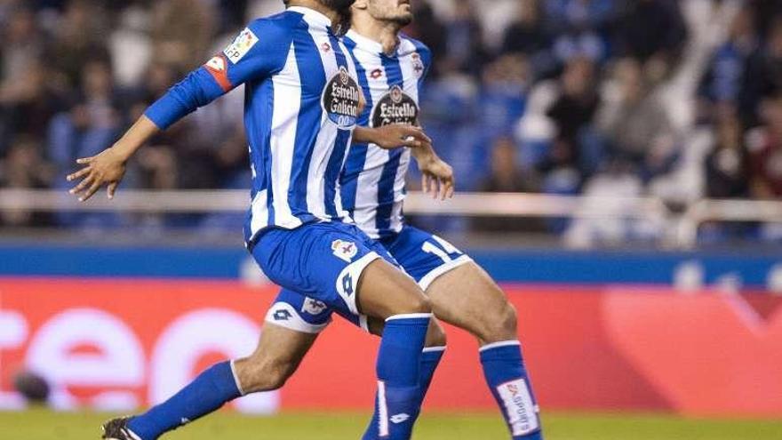 Arribas corre con Sidnei en busca de un balón.