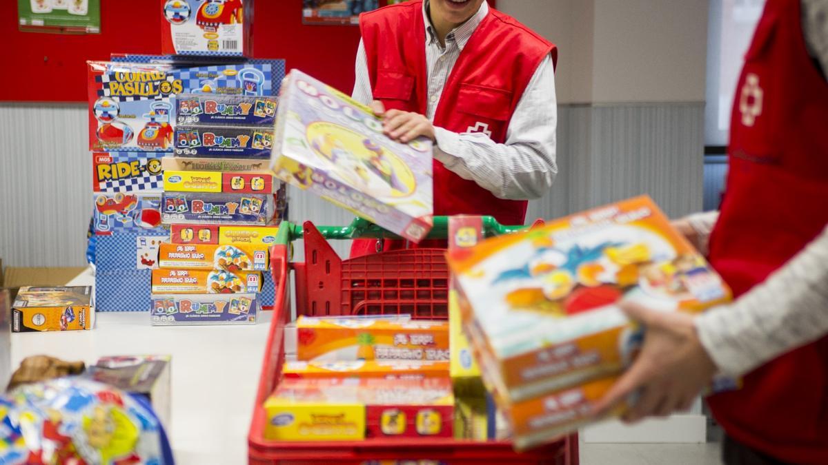 La recogida de juguetes es una de las actividades que Cruz Roja desarrolla durante este mes.