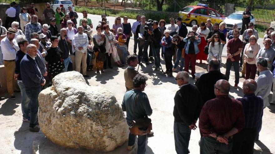 El monumento está situado frente a la antigua escuela de Baix des Puig.