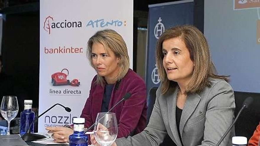 Fátima Báñez, en primer término, y Gloria Juste.