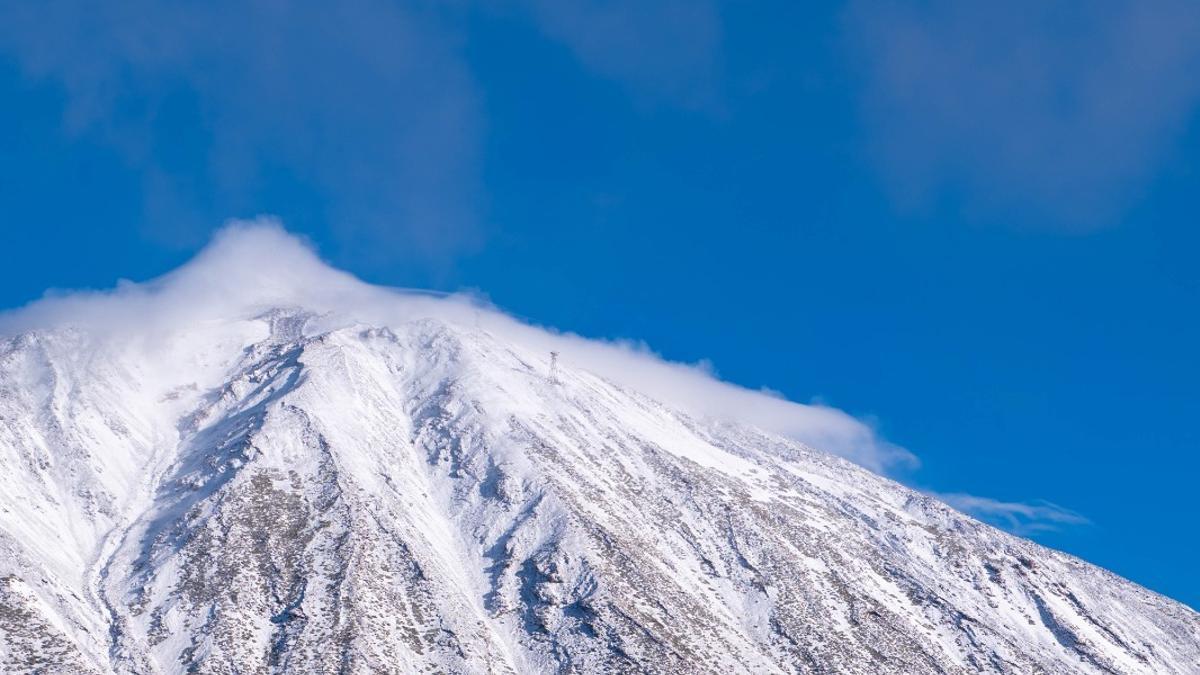 El Teide con un característico manto nevado