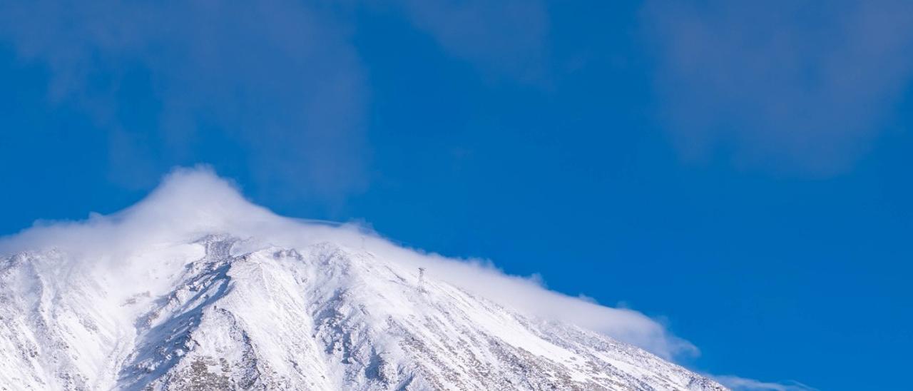 El Cabildo de Tenerife cierra cuatro senderos en el Teide por presencia de hielo