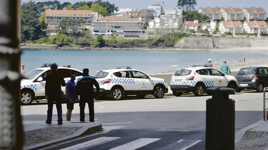 Patrullas de la Policía Local en el paseo de Silgar. // Gustavo Santos