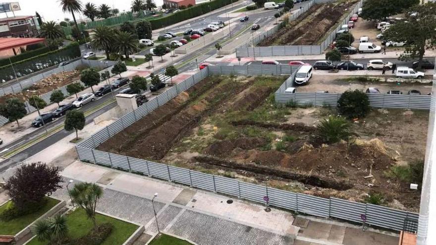 Vista aérea de las catas en las parcelas de Defensa en A Maestranza.