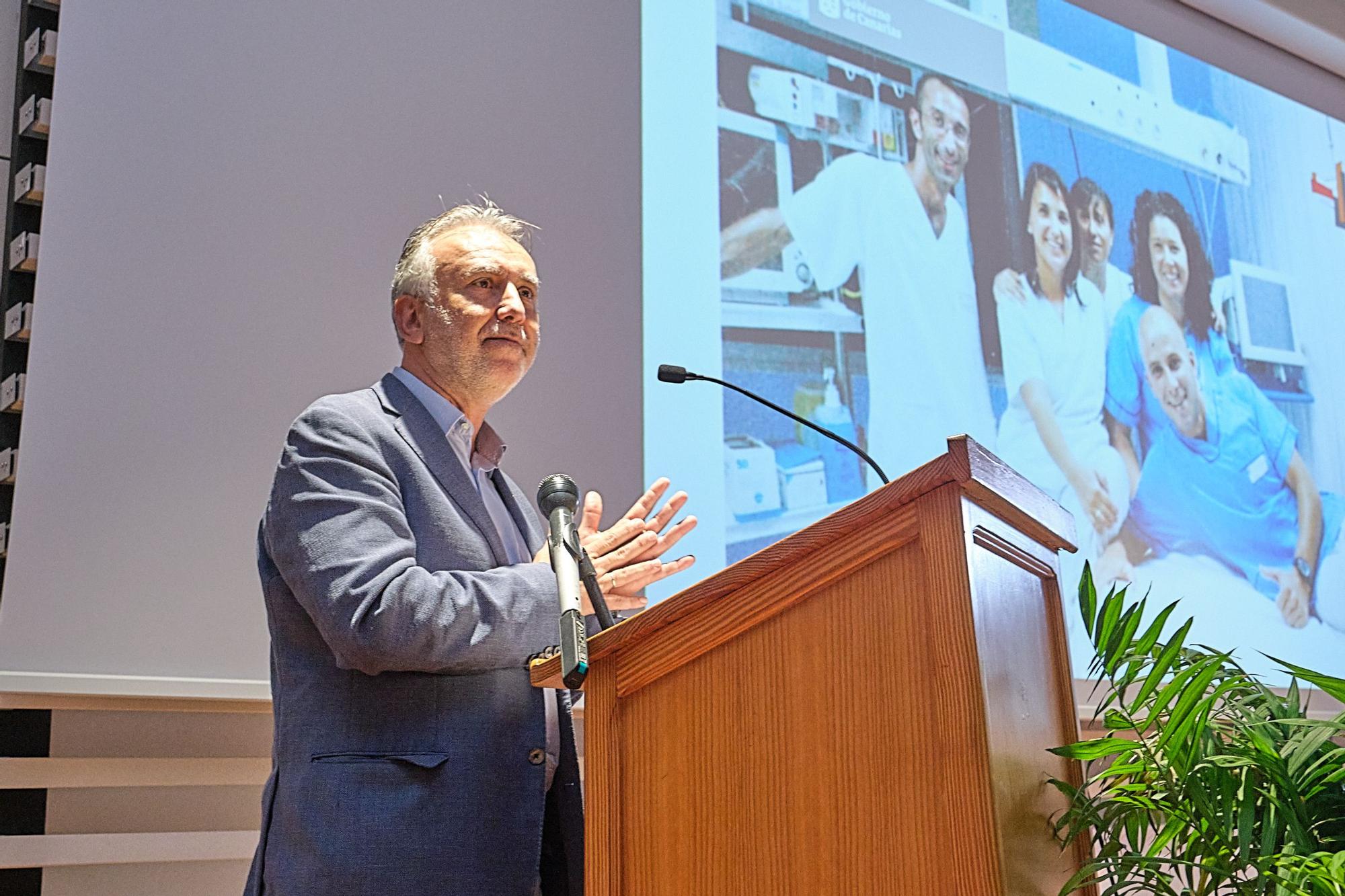 Ángel Víctor Torres asiste al Hospital General de Fuerteventura para conmemorar su 40 aniversario