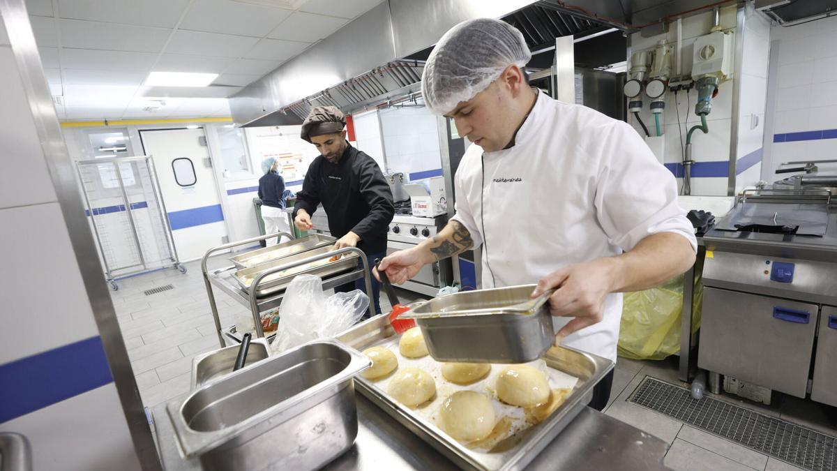 Borja Martín y Alejandro Saiz preparan los últimos mini Roscones de Reyes en la cocina del hospital.