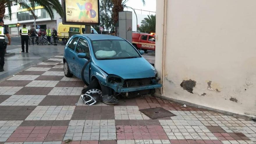 Un coche sale de la vía en Escaleritas