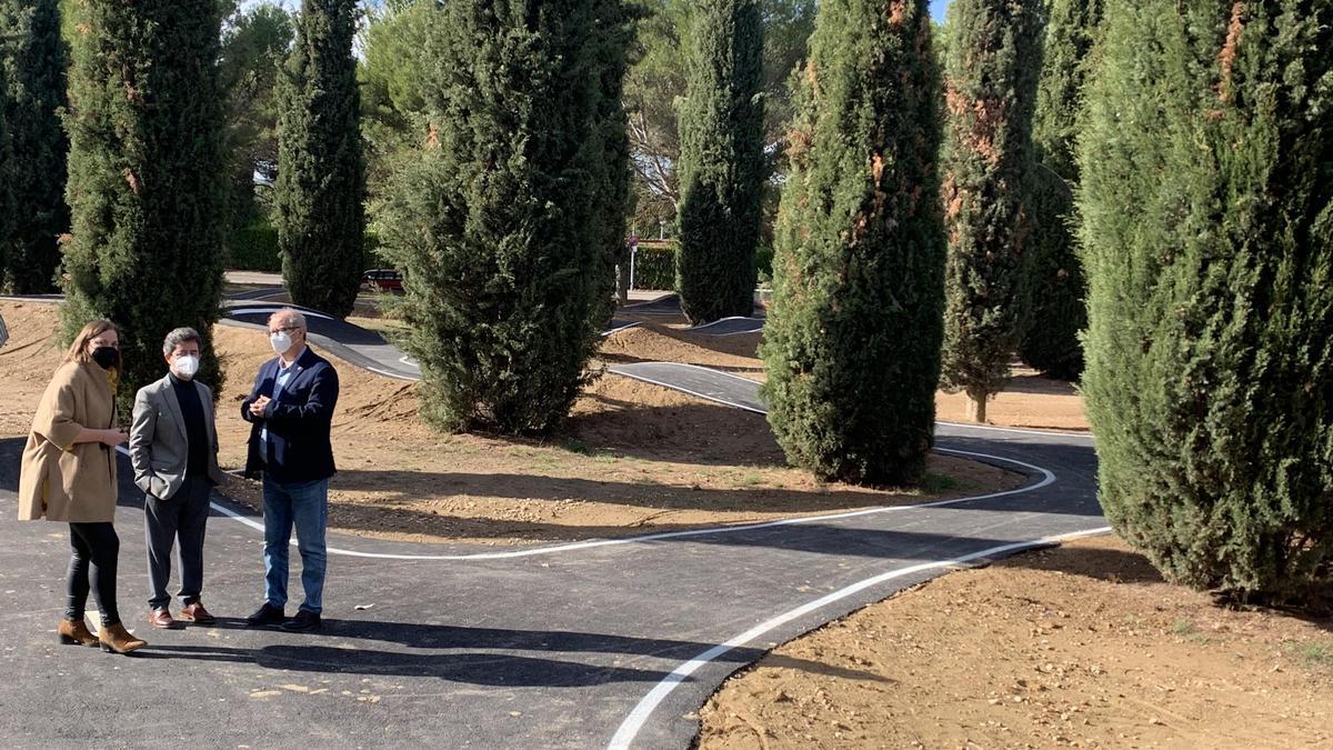 La concejal de Urbanismo de Huesca, María Rodrigo, el alcalde Luis Felipe, y el concejal de Deportes, José María Romance, en el circuito de &#039;pump track&#039;