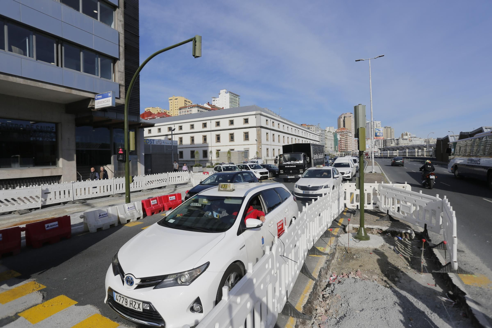 Un autobús, atascado en la nueva glorieta junto a la Casa del Mar