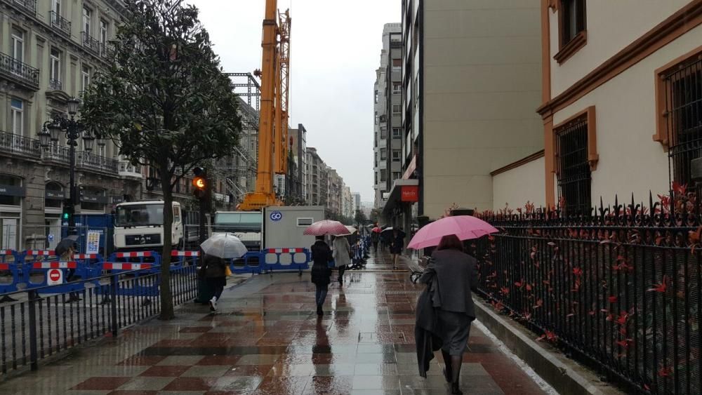 La calle Uría reabre el tránsito a los peatones frente a la casa incendiada