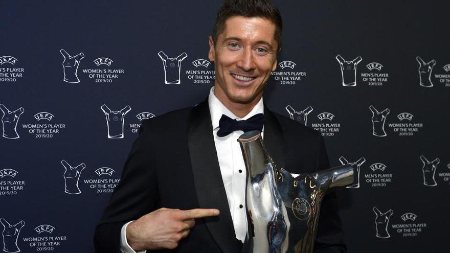 Robert Lewandowski, con el trofeo