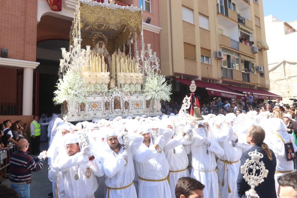 La Hermandad del Jesús Nazareno de los Pasos y María del Rocío Coronada abre los cortejos del día desde el entorno de la plaza de la Victoria