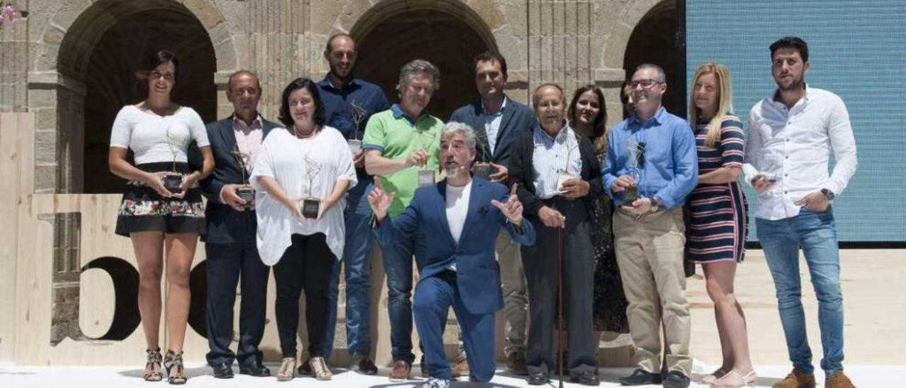 Todos los premiados posaron al final de la gala con el presentador, Sergio Pazos. // Brais Lorenzo