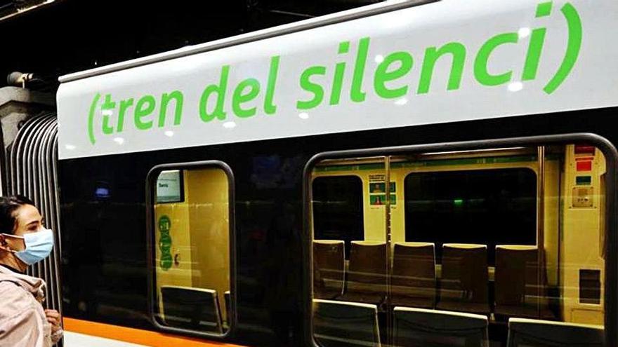 Un dels combois de Ferrocarrils de la Generalitat, ja logotipat com a «Tren del silenci»