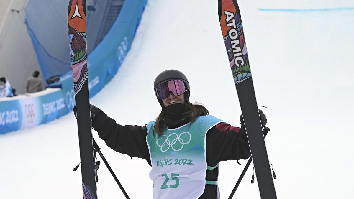 El esquiador español Javier Lliso celebra su histórico sexto puesto en la final de Big Air de los Juegos de Pekín 2022.