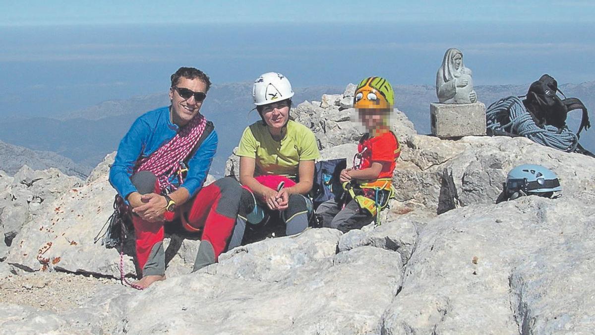 Alfonso Vega, con su mujer y su hija, cuando esta última ascendió al Urriellu con solo 5 años en 2016.