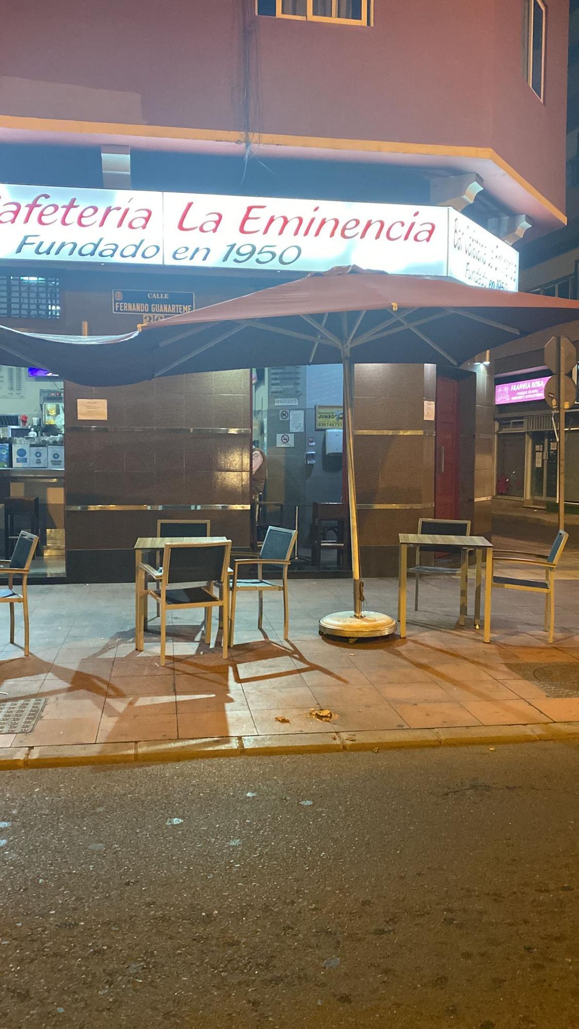 Detenida una conductora ebria que chocó contra una terraza en Guanarteme