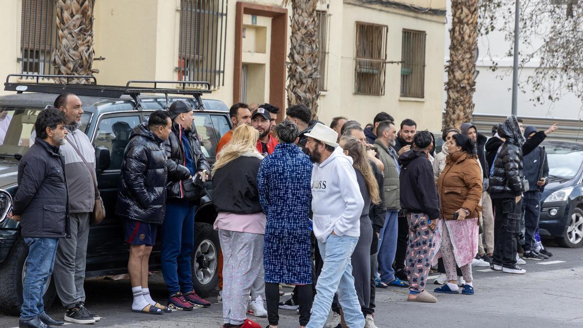 Vecinos del barrio Miguel Hernández de Alicante el día del incendio, el pasado 16 de febrero