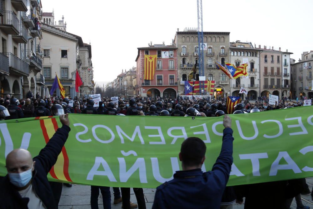 Enfrontaments entre antifeixistes i Mossos després de l'acte de Vox a Vic