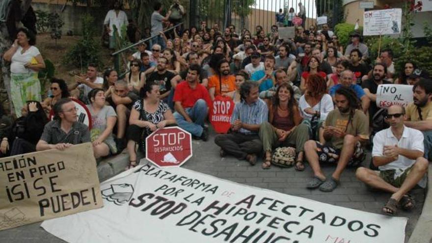 Más de 120 «indignados» se concentraron ante la vivienda de Andrea, como señal de apoyo y reivindicando la dación en pago de la vivienda para cancelar la hipoteca.