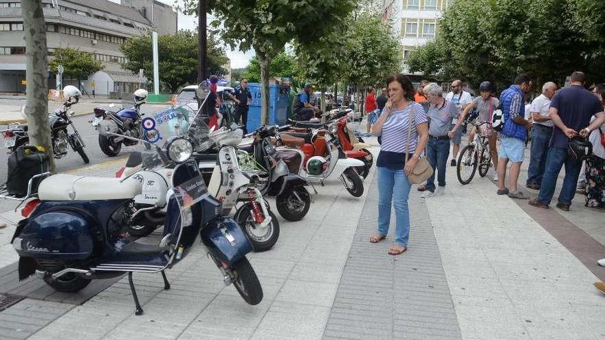 Vespas y Lambrettas se concentraron ayer en la alameda para comenzar la ruta.  // Noé Parga