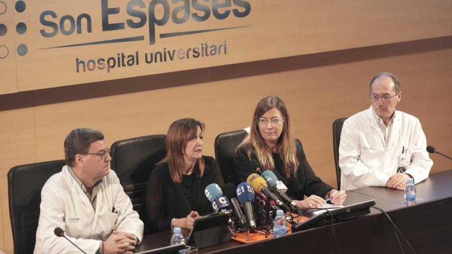 La consellera de Sanidad de Baleares, Patricia GÃ³mez, y los responsables del hospital de Son Espases en la rueda de prensa convocada este domingo.