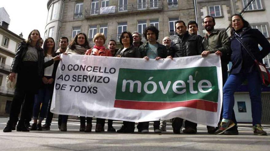 Los integrantes de la candidatura de Móvete, ayer, en la plaza de la Farola. // Bernabé/Luismy