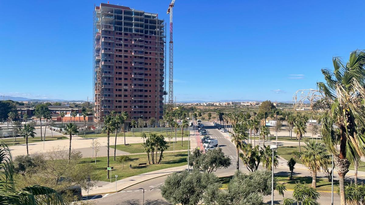 Uno de los seis edificios construidos en el PAI del Quint II en Mislata, a falta de otros cinco más. Por la izquierda de la imagen entrará el acceso norte.