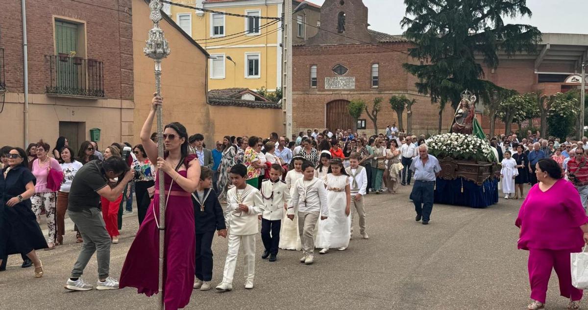 Los niños de Primera Comunión durante la procesión acompañando a la Virgen de la Antigua.  | AMADOR ZAMORANO «PIRITI»
