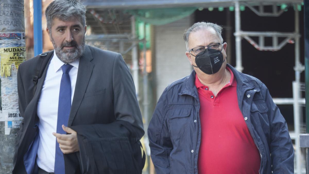 Javier Artacho, a la derecha, llega al juicio con su abogado, José Javier Saez Zambrana.