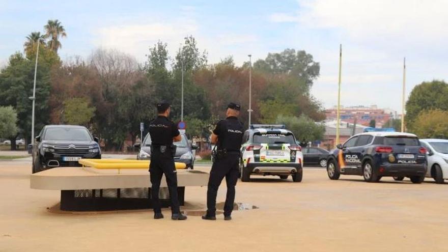 Una pareja de la Policía Nacional patrulla por las calles de Villanueva de la Serena.