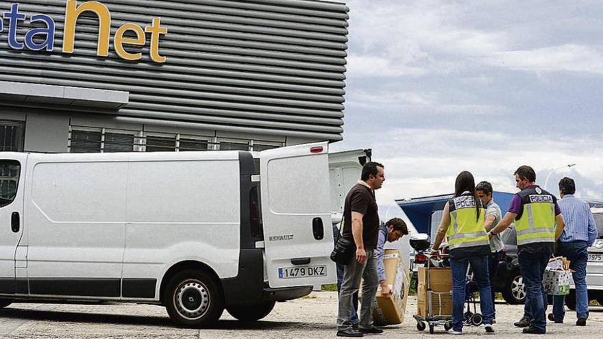 Agentes de la Policía Judicial durante el registro de una empresa de Crespo en junio de 2012.