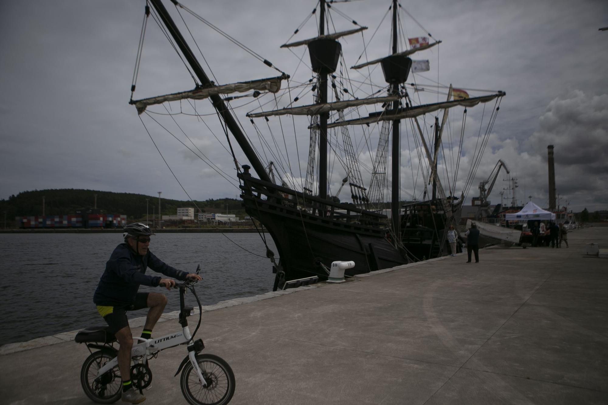 La nao "Victoria" atraca en el puerto de Avilés