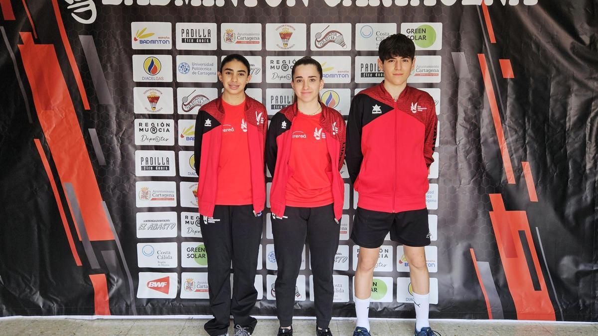 Los tres deportistas del Bádminton Xàtiva en el torneo de Cartagena.