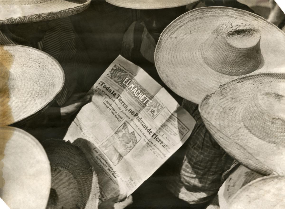 &quot;Hombres leyendo 'El Machete', una fotografia de caràcter social de cap a 1929