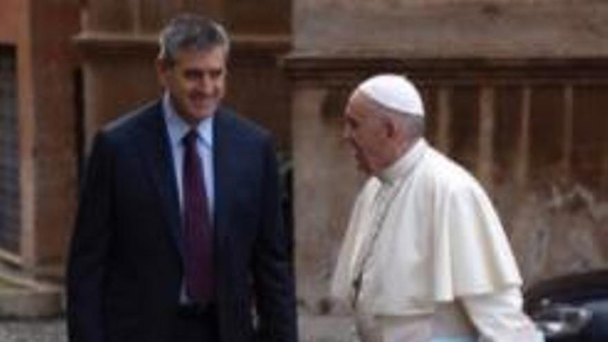 El ayudante de Cámara del Papa Francisco comparte mesa y mantel en Maspalomas
