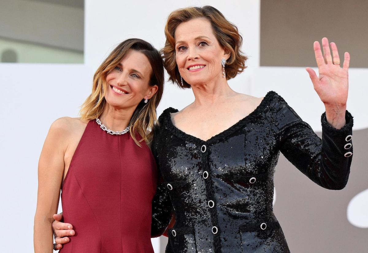 Camille Cottin y Sigourney Weaver.