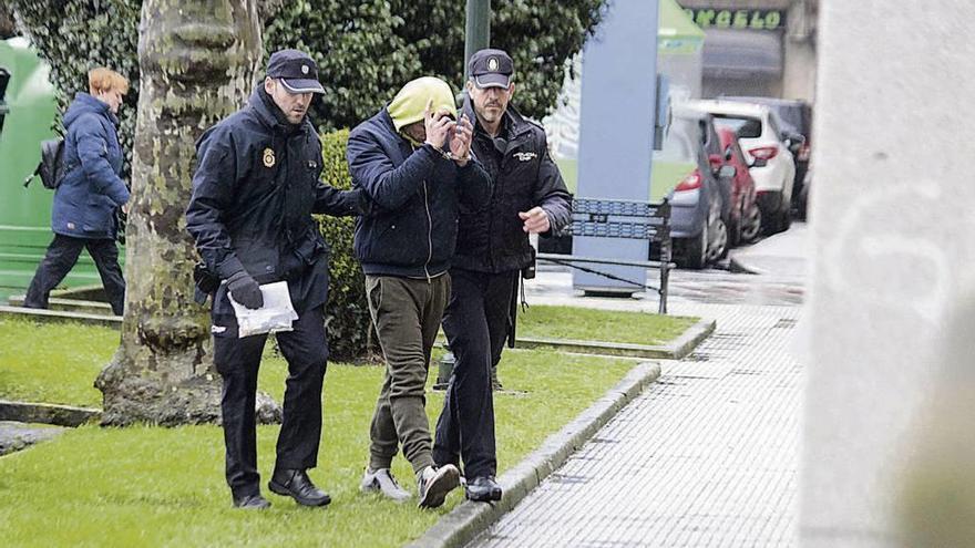 El detenido es conducido por la Policía al Juzgado de Marín. // Santos Álvarez