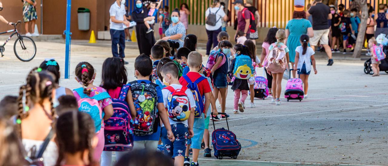 Alumnos de uno de los centros de Infantil y Primaria que hoy ha reabierto sus puertas en Benidorm.