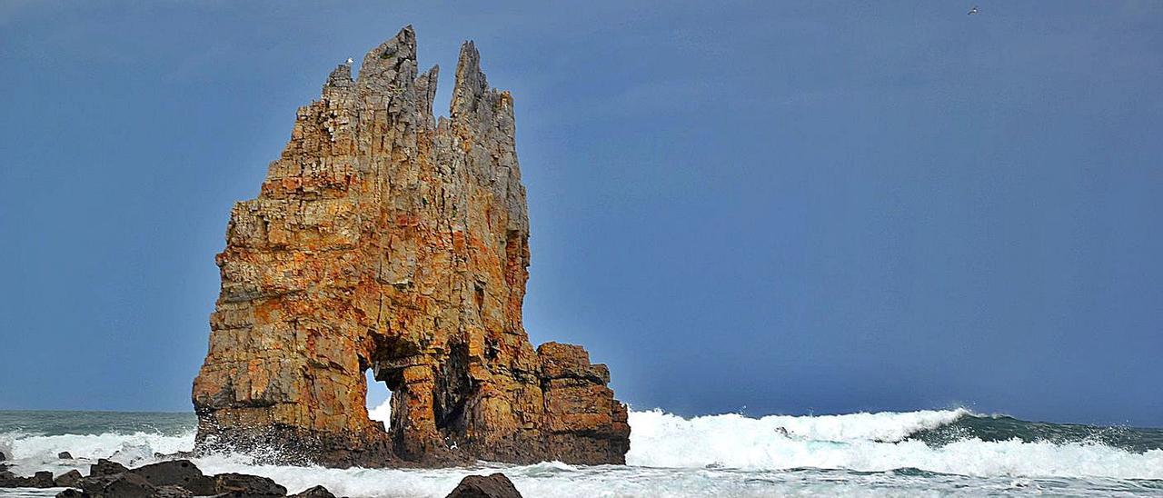 Roca conocida por el nombre de “óleo furao”, en la playa de Portizuelo. | Ana P. Paredes