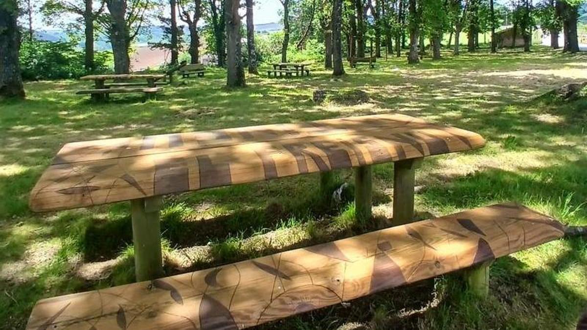 Un ejemplo de mesa y banco instalados en el futuro parque de la salud de Tineo, en El Fresno.