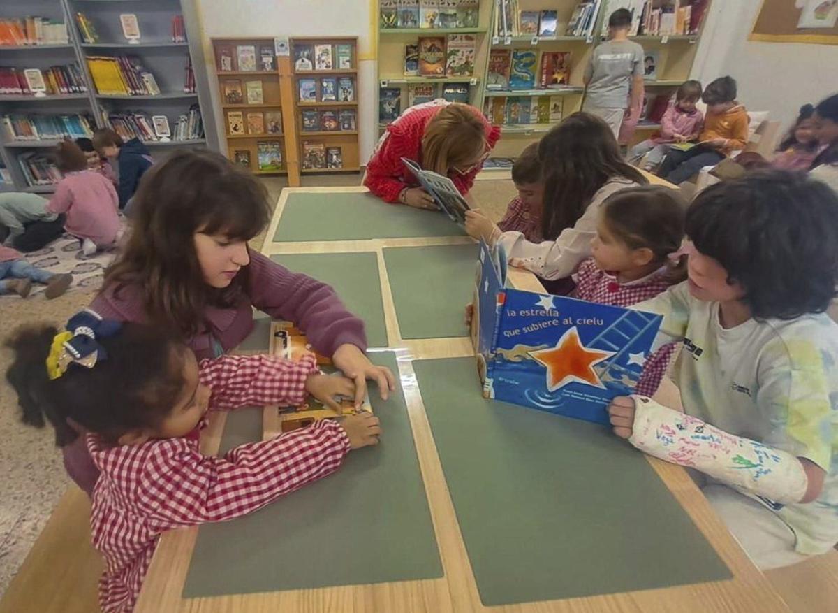 Dellos escolinos, faciendo l’actividá de llectura de cuentos. | D. M.