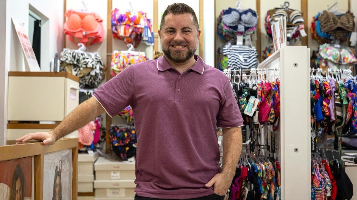 Rafael Gracia está al frente de la corsetería Emi.